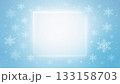 背景（冬）_中央白フレームと雪の結晶に囲まれた水色グラデーションの冬背景（テキスト・写真スペースあり 133158703
