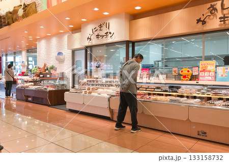 11月・スーパーマーケットのお弁当売り場 133158732