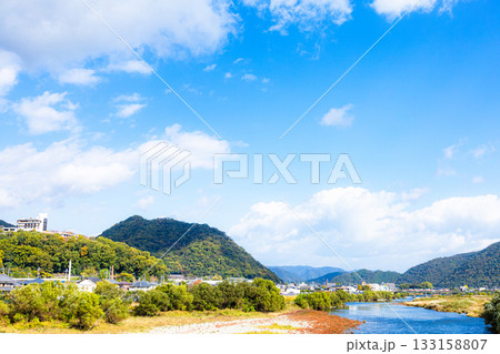青空広がる兵庫県たつの市の市街地と揖保川の風景 青空広がる兵庫県たつの市の市街地と揖保川の風景 133158807