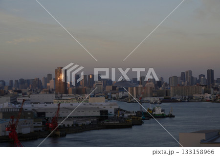 大阪市の夕景と月 大阪市の夕景と月 133158966