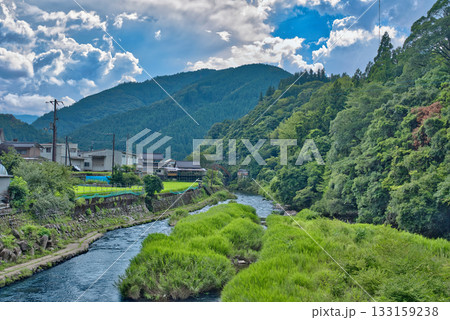 高知県梼原の神幸橋から見た梼原川とその景色 高知県梼原の神幸橋から見た梼原川とその景色 133159238
