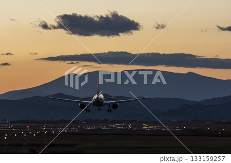 夕暮れの仙台空港　着陸中の飛行機　宮城県名取市 133159257