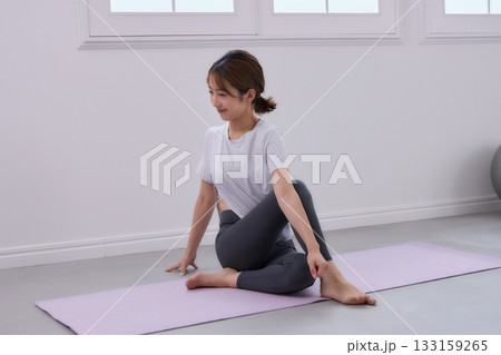 パーソナルトレーナーにトレーニングを受ける若い女性 133159265