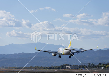 秋の仙台空港　着陸中の飛行機　宮城県名取市 133159341
