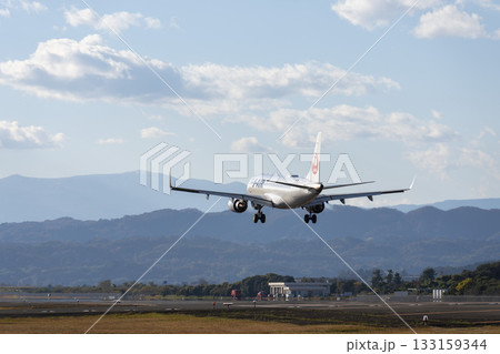 秋の仙台空港　着陸中の飛行機　宮城県名取市 133159344