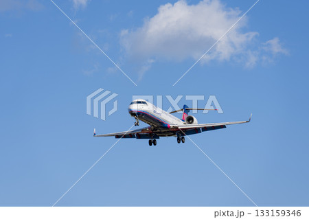 秋の仙台空港　着陸中の飛行機　宮城県名取市 133159346