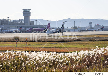 夕暮れの仙台空港 タキシング中の飛行機 宮城県名取市 夕暮れの仙台空港 タキシング中の飛行機 宮城県名取市 133159416