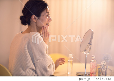 夜のスキンケアをするミドル女性 夜のスキンケアをするミドル女性 133159538