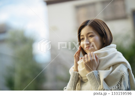 庭で微笑む40代女性のビューティー 133159596