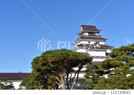 鶴ヶ城　秋の早朝の風景 133159681