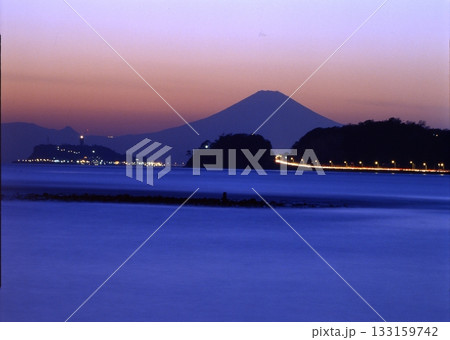 夕闇に浮かぶ富士山遠望 133159742