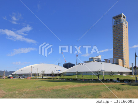 サンポート高松のシーフロントプロムナード側からあなぶきアリーナ香川と高松シンボルタワーを見る 133160093