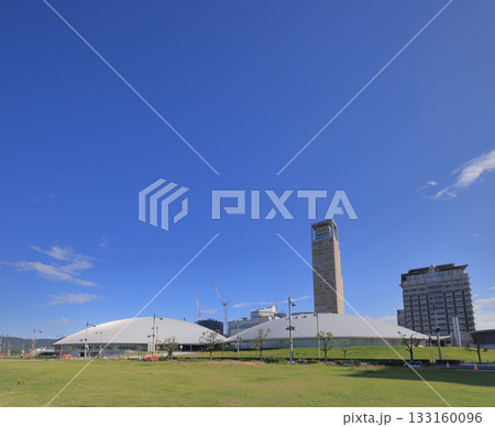 サンポート高松のシーフロントプロムナード側からあなぶきアリーナ香川と高松シンボルタワーを見る 133160096