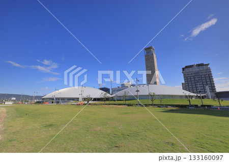 サンポート高松のシーフロントプロムナード側からあなぶきアリーナ香川と高松シンボルタワーを見る 133160097