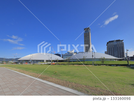 サンポート高松のシーフロントプロムナード側からあなぶきアリーナ香川と高松シンボルタワーを見る サンポート高松のシーフロントプロムナード側からあなぶきアリーナ香川と高松シンボルタワーを見る 133160098