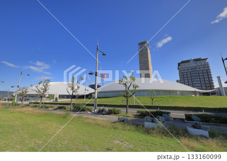 サンポート高松のシーフロントプロムナード側からあなぶきアリーナ香川と高松シンボルタワーを見る 133160099