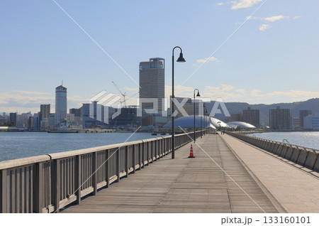 サンポート高松のあなぶきアリーナ香川を玉藻防波堤から見る サンポート高松のあなぶきアリーナ香川を玉藻防波堤から見る 133160101