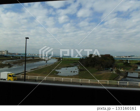 多摩川河川敷に掛かる橋の上から見た風景 多摩川河川敷に掛かる橋の上から見た風景 133160161