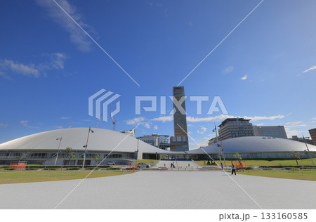 サンポート高松のプロムナード側からあなぶきアリーナ香川のメインエントランスと高松シンボルタワーを見る 133160585