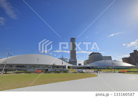 サンポート高松のプロムナード側からあなぶきアリーナ香川のメインエントランスと高松シンボルタワーを見る 133160587