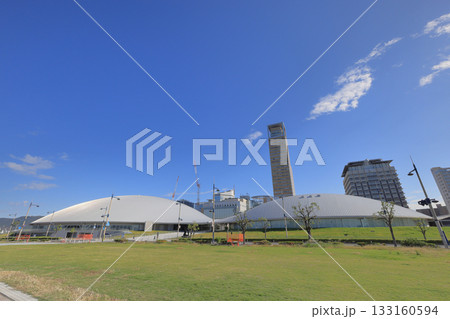 サンポート高松のシーフロントプロムナード側からあなぶきアリーナ香川と高松シンボルタワーを見る サンポート高松のシーフロントプロムナード側からあなぶきアリーナ香川と高松シンボルタワーを見る 133160594