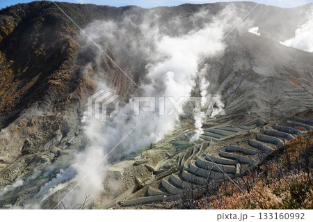 噴煙を上げる大涌谷 133160992