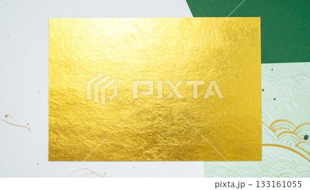 和紙のフレーム、メッセージカード　和風イメージの背景素材（金、緑） 133161055