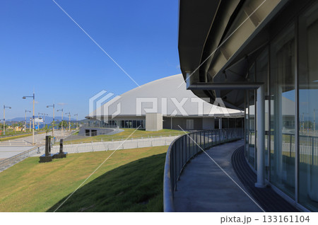 サンポート高松のあなぶきアリーナ香川のサブアリーナ側から、メインアリーナを見る 133161104