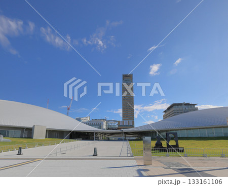 サンポート高松のあなぶきアリーナ香川のメインエントランスと高松シンボルタワーを海側から見る サンポート高松のあなぶきアリーナ香川のメインエントランスと高松シンボルタワーを海側から見る 133161106