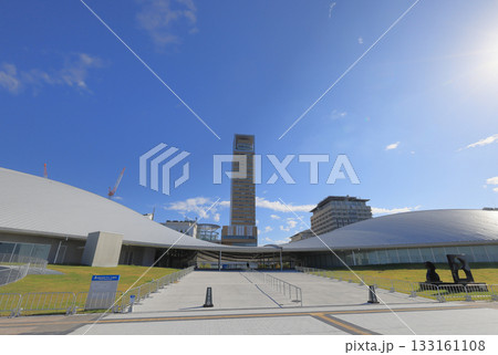 サンポート高松のあなぶきアリーナ香川のメインエントランスと高松シンボルタワーを海側から見る 133161108