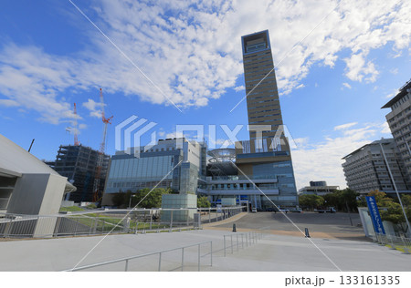 サンポート高松の高松シンボルタワーをあなぶきアリーナ香川のメインエントランスから見る 133161335