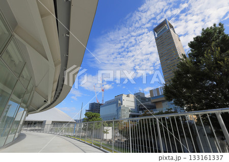 サンポート高松のあなぶきアリーナ香川のサブアリーナ側から、メインアリーナと高松シンボルタワーを見る 133161337