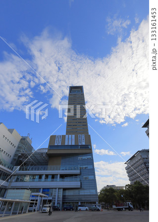 サンポート高松の高松シンボルタワーをあなぶきアリーナ香川側から見る 133161453