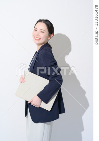 白背景でパソコンを持つ日本人女性 白背景でパソコンを持つ日本人女性 133161479
