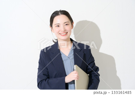 白背景でパソコンを持つ日本人女性 133161485