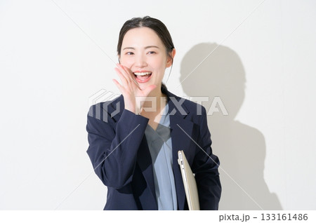 白背景でパソコンを持つ日本人女性 白背景でパソコンを持つ日本人女性 133161486