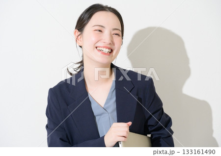 白背景でパソコンを持つ日本人女性 133161490