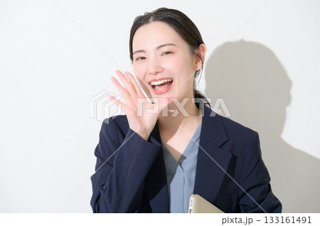 白背景でパソコンを持つ日本人女性 133161491