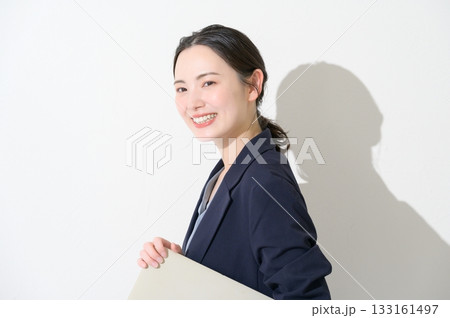 白背景でパソコンを持つ日本人女性 白背景でパソコンを持つ日本人女性 133161497