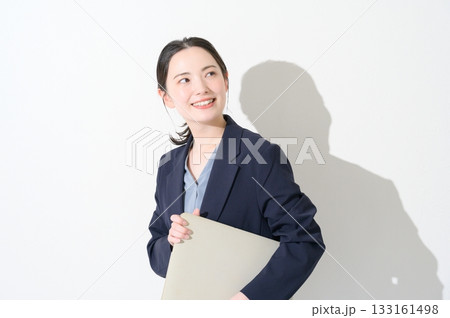 白背景でパソコンを持つ日本人女性 白背景でパソコンを持つ日本人女性 133161498