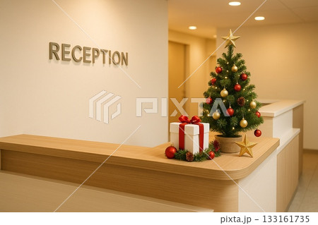 クリスマスツリーを飾った受付カウンター 133161735