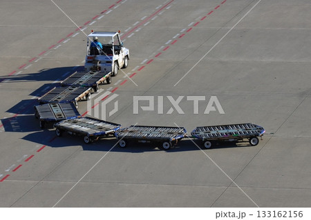 コンテナドーリー　空港の働く車 133162156