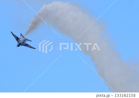 ブルーインパルスの展示飛行 快晴にスモークを曳くブルーインパルス ブルーインパルスの展示飛行 快晴にスモークを曳くブルーインパルス 133162158