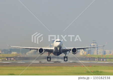 離陸する旅客機 上昇する旅客機 離陸する旅客機 上昇する旅客機 133162538