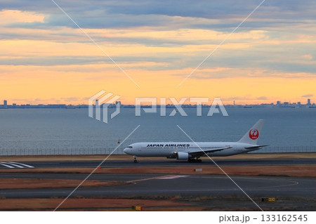 朝焼けを背景に離陸する旅客機 離陸上昇するジェット機 朝焼けを背景に離陸する旅客機 離陸上昇するジェット機 133162545