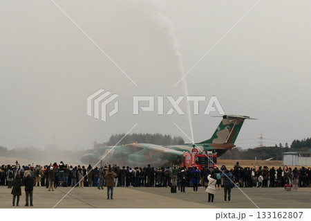 引退セレモニーの放水をくぐるEC-1電子戦機 133162807