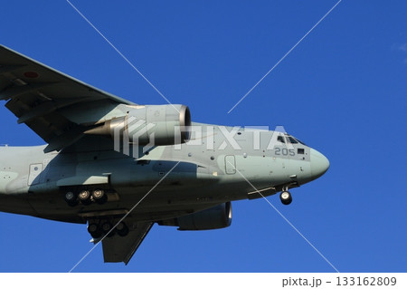 着陸体勢のC-2輸送機　航空自衛隊の戦術輸送機 133162809