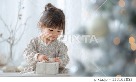 クリスマスプレゼントをもらって喜ぶ女の子 133162852