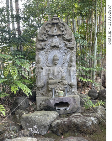 山の中にある石像 133162867