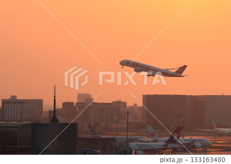 夕焼けを背景に離陸する旅客機 夕焼けを背景に離陸する旅客機 133163480
